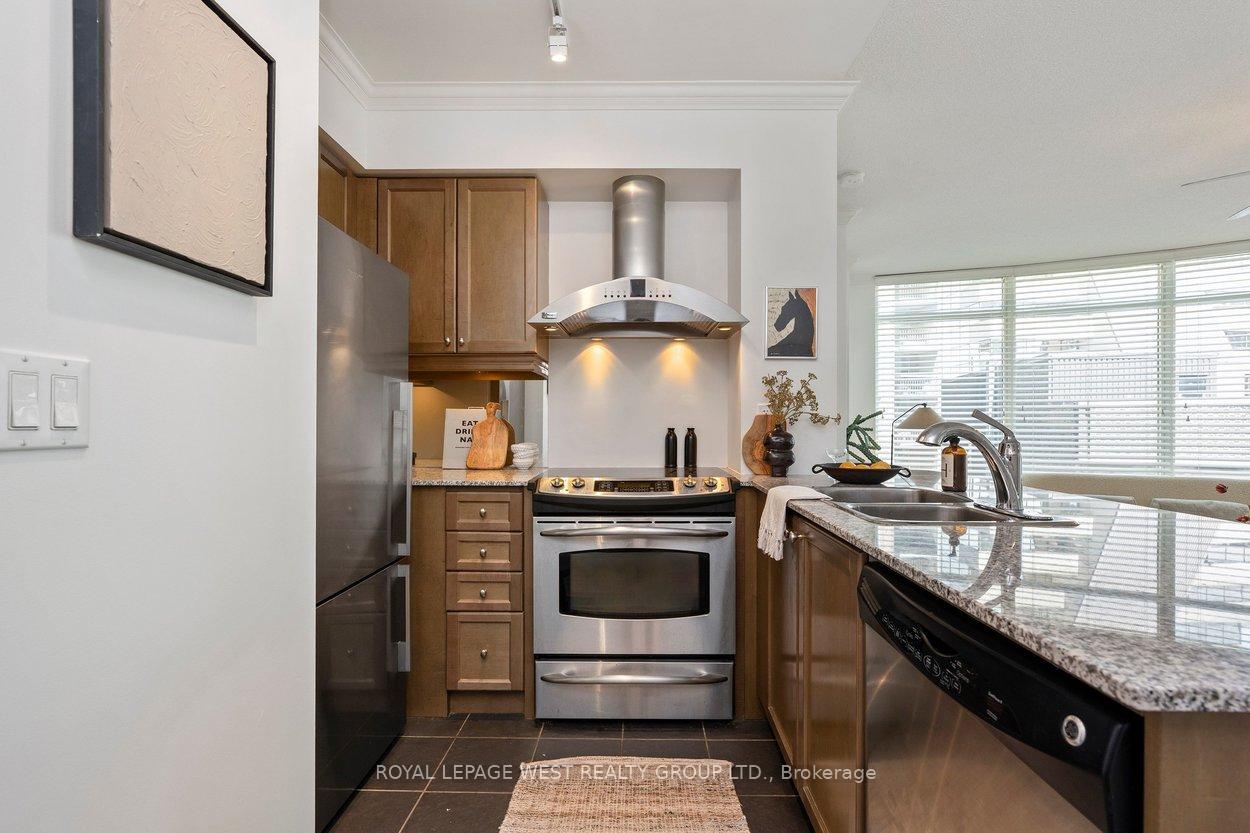 Photo 5 of Unit 802, 8 Scollard Street, Toronto, The Annex — HOMEH