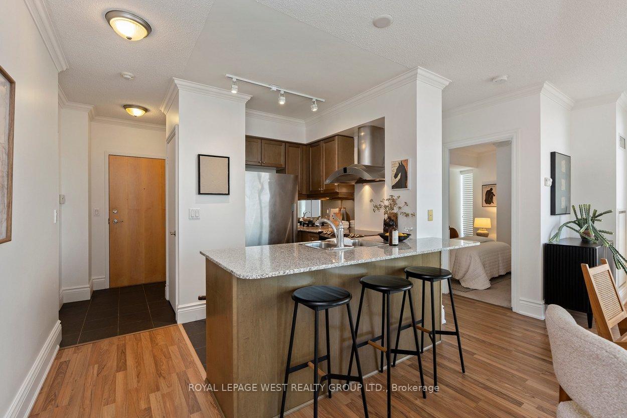 Photo 6 of Unit 802, 8 Scollard Street, Toronto, The Annex — HOMEH