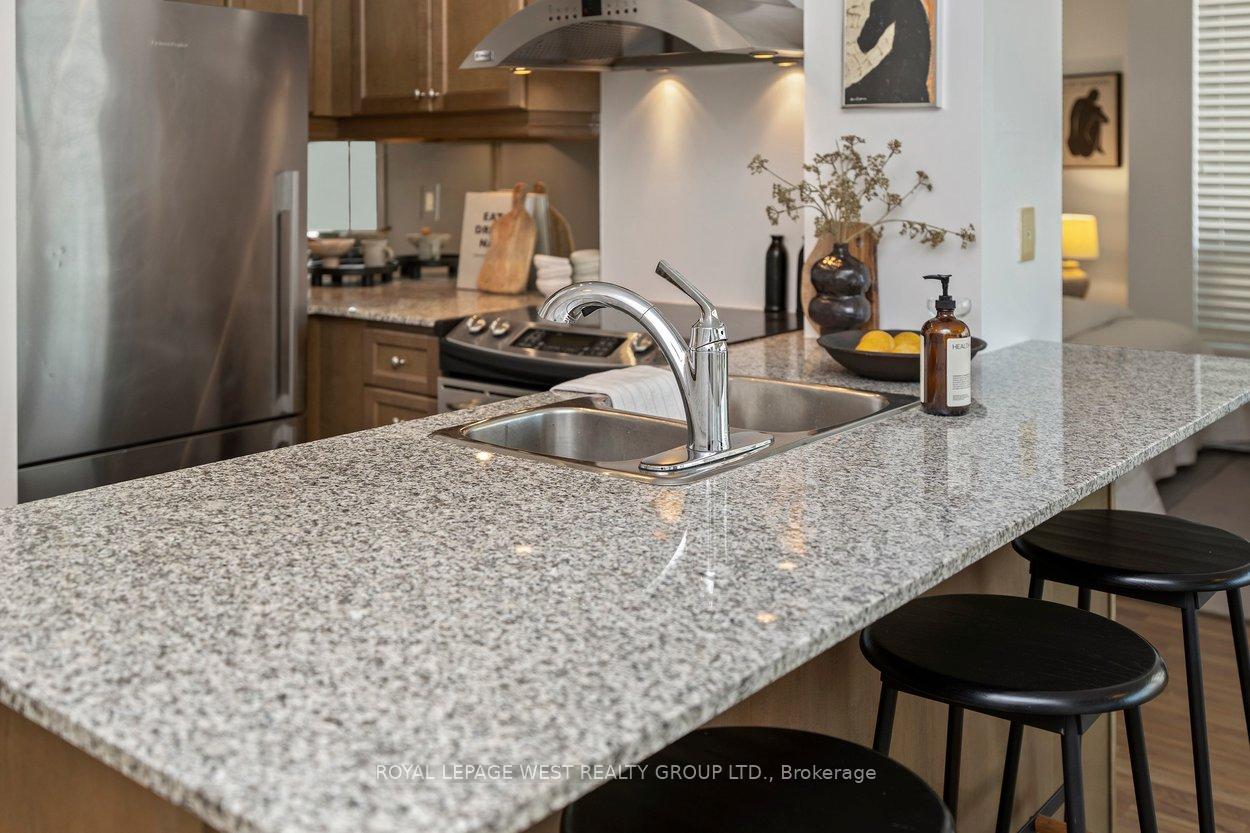 Photo 7 of Unit 802, 8 Scollard Street, Toronto, The Annex — HOMEH