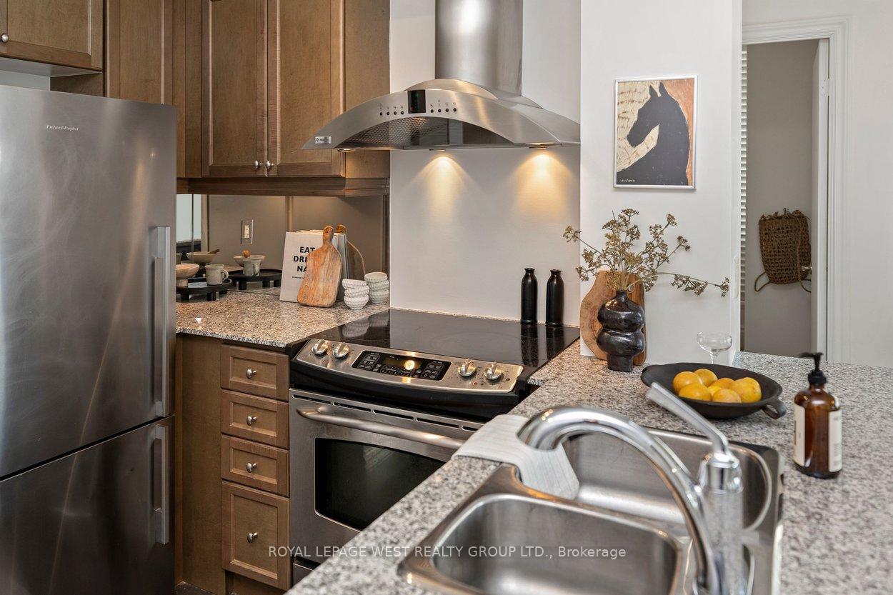 Photo 8 of Unit 802, 8 Scollard Street, Toronto, The Annex — HOMEH