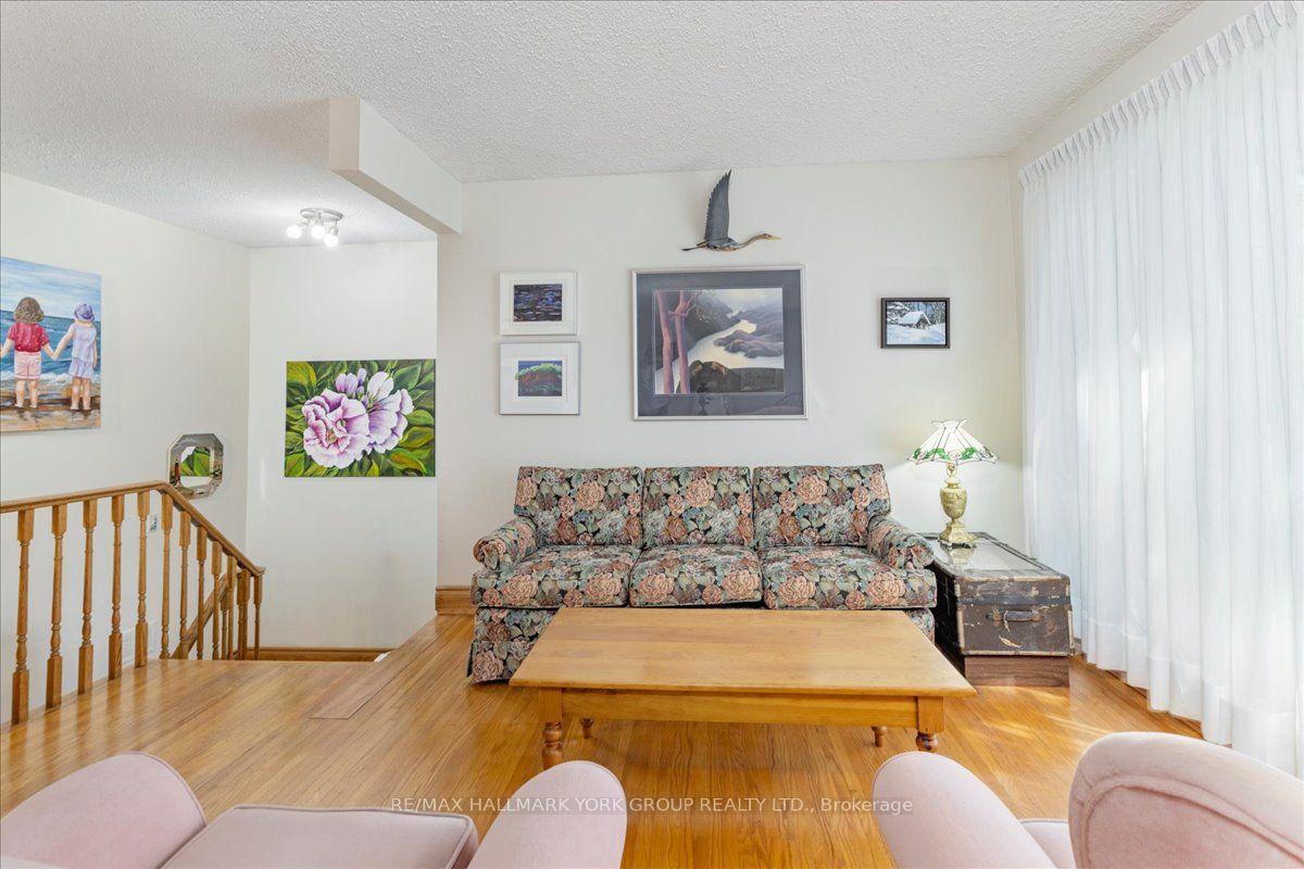 Photo 8 of 2 Corbett Crescent, Aurora, Aurora Highlands — HOMEH