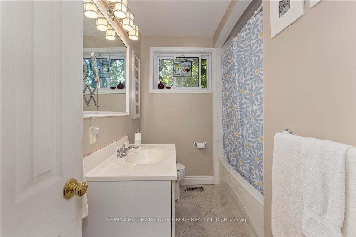 Photo 13 of 2 Corbett Crescent, Aurora, Aurora Highlands — HOMEH