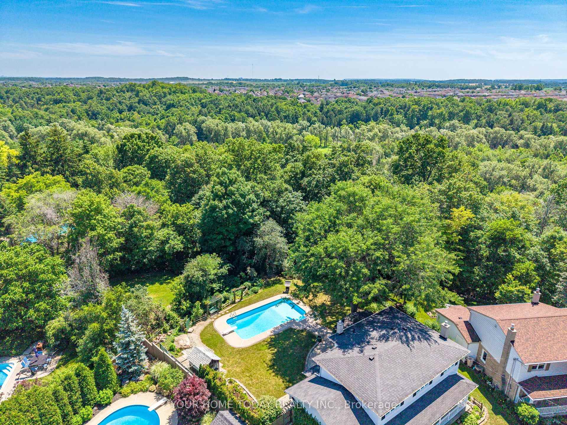 Photo 2 of 35 Dawson Crescent, Halton Hills, Georgetown — HOMEH