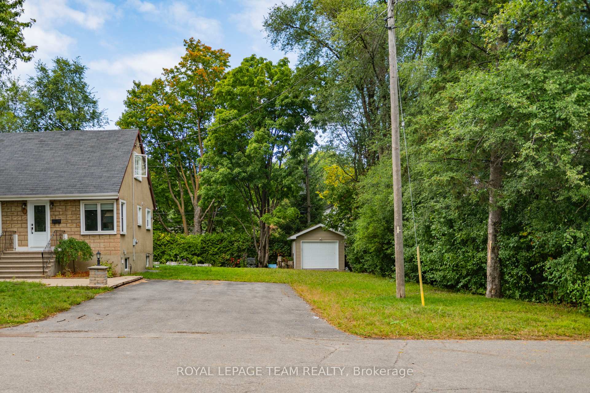 Photo 2 of 7 Tower Road, Ottawa, Meadowlands/St. Claire Gardens — HOMEH
