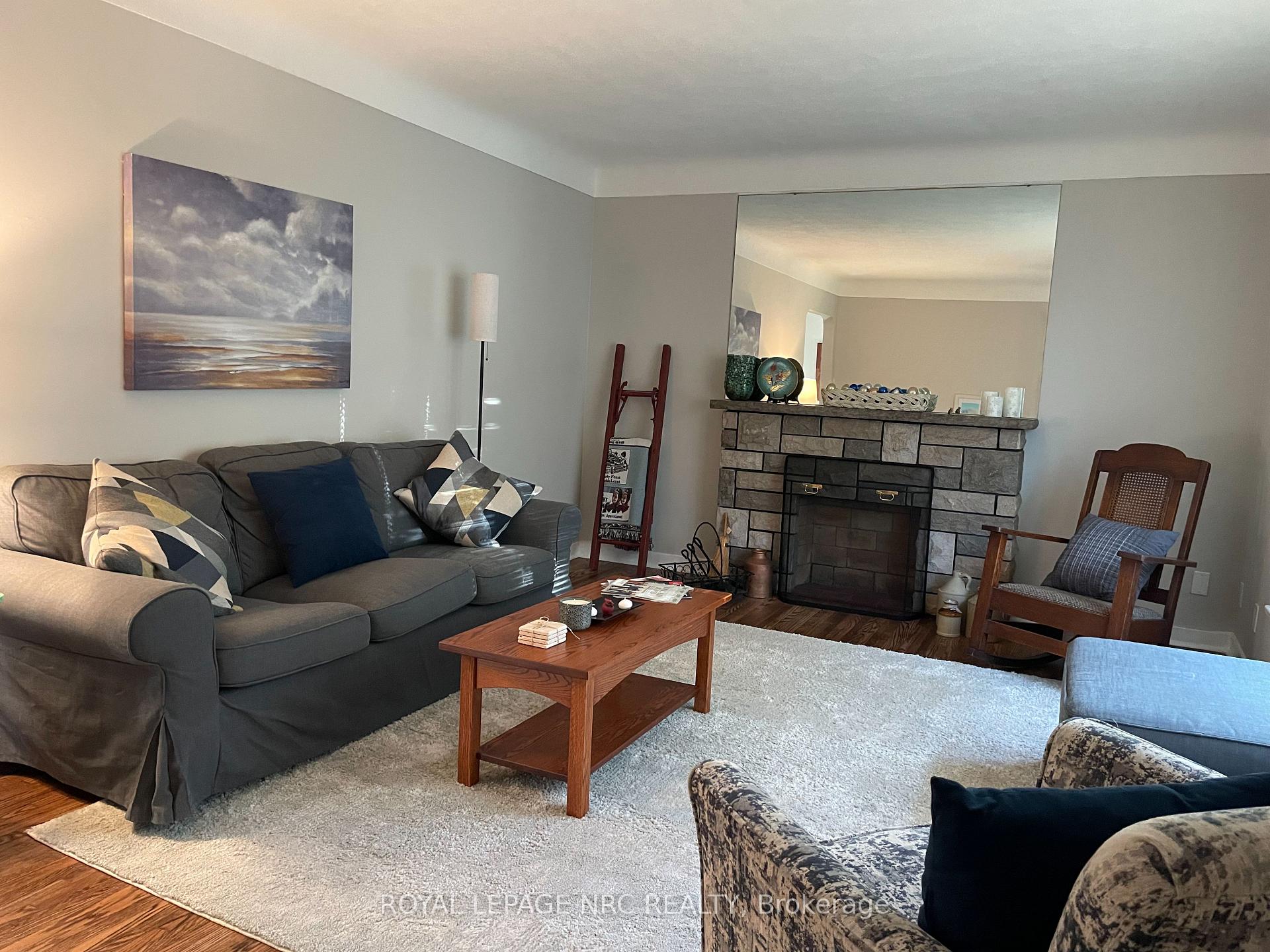 Photo 2 of 22 Dunblane Avenue, St. Catharines, Carlton/Bunting — HOMEH