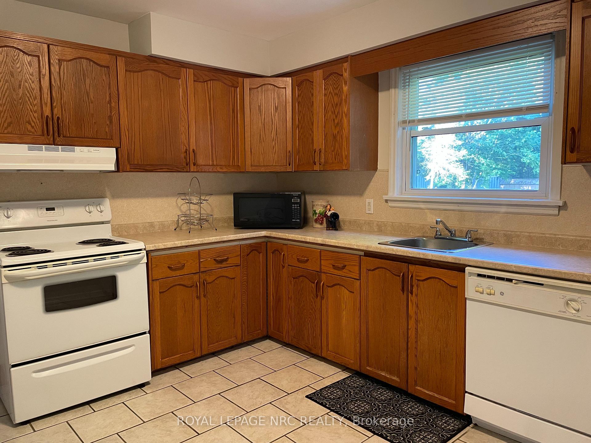 Photo 5 of 22 Dunblane Avenue, St. Catharines, Carlton/Bunting — HOMEH
