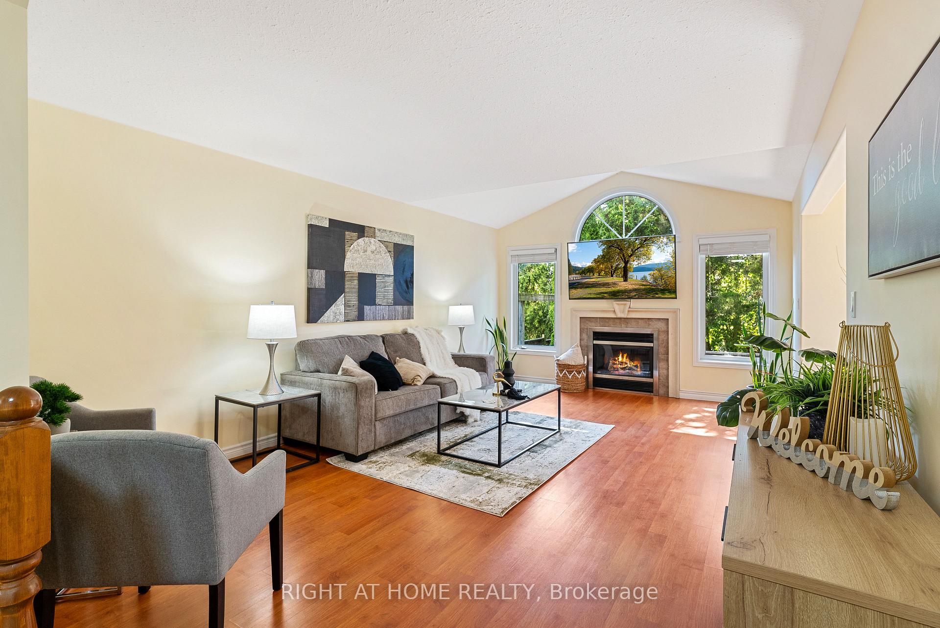 Photo 3 of 1579 Devos Drive, London, North C — HOMEH