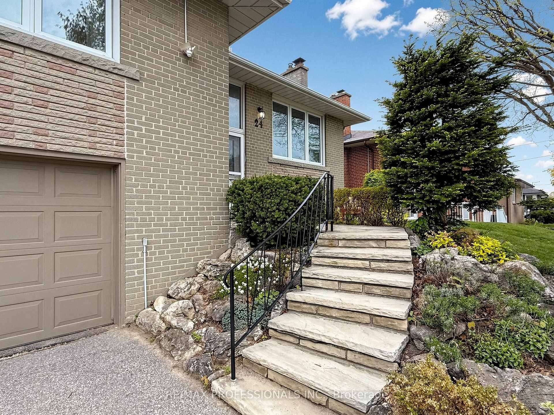 Photo 2 of 24 Breadner Drive, Etobicoke, Willowridge-Martingrove-Richview — HOMEH