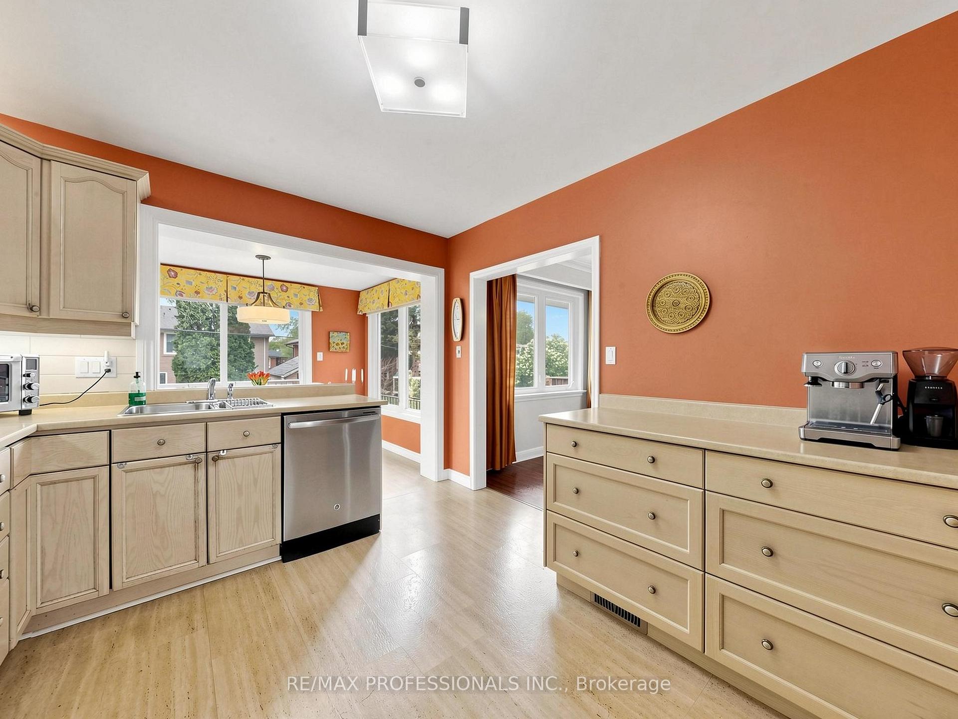Photo 11 of 24 Breadner Drive, Etobicoke, Willowridge-Martingrove-Richview — HOMEH