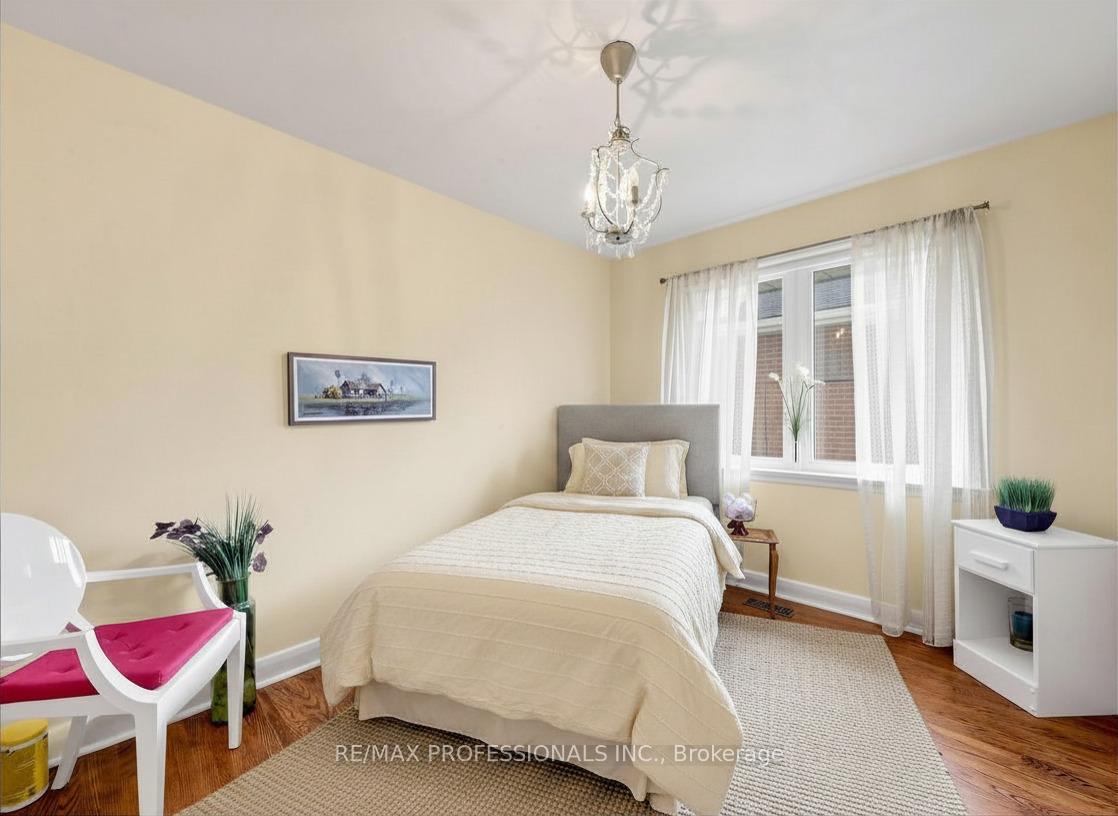 Photo 17 of 24 Breadner Drive, Etobicoke, Willowridge-Martingrove-Richview — HOMEH
