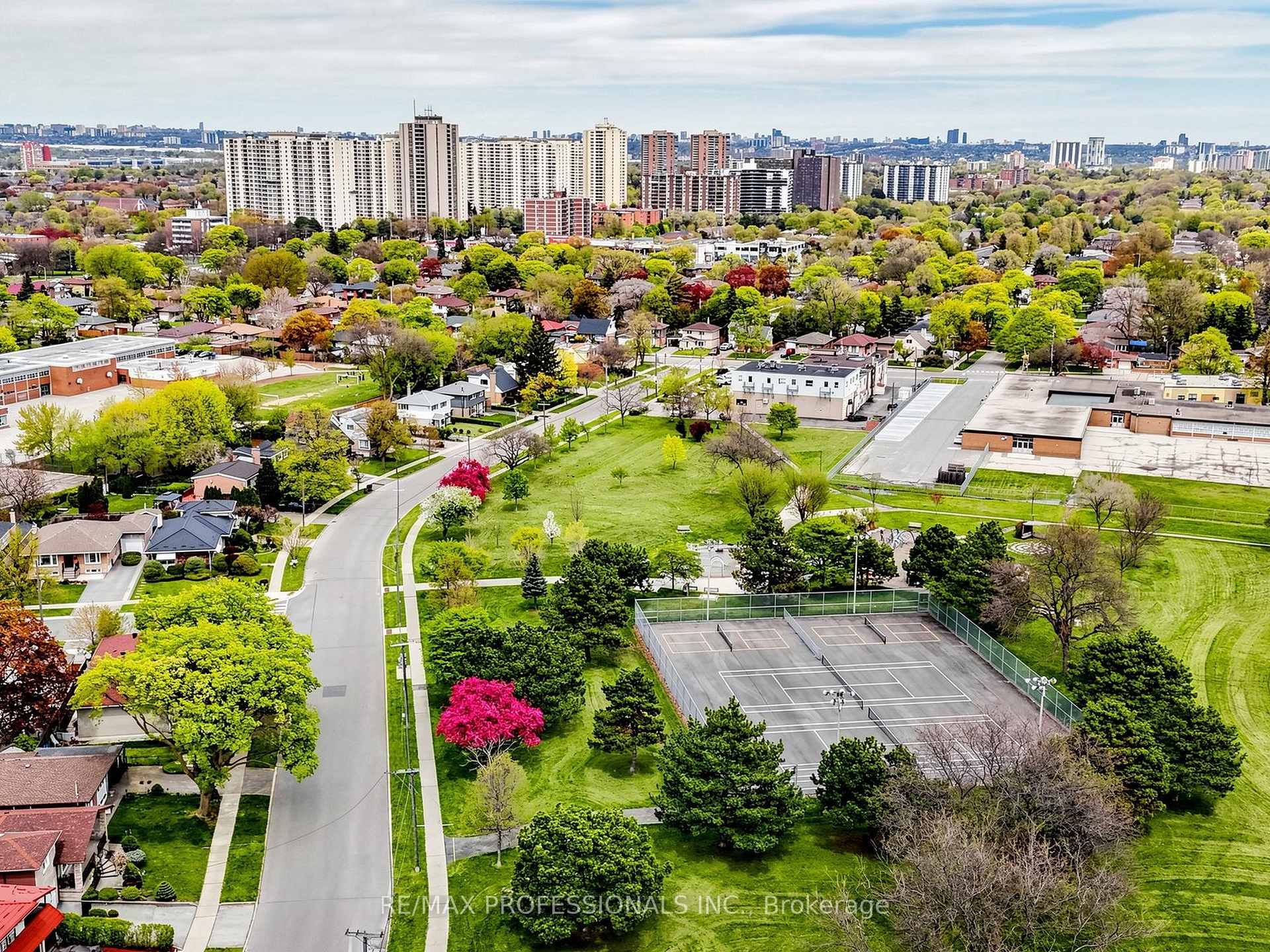 Photo 39 of 24 Breadner Drive, Etobicoke, Willowridge-Martingrove-Richview — HOMEH