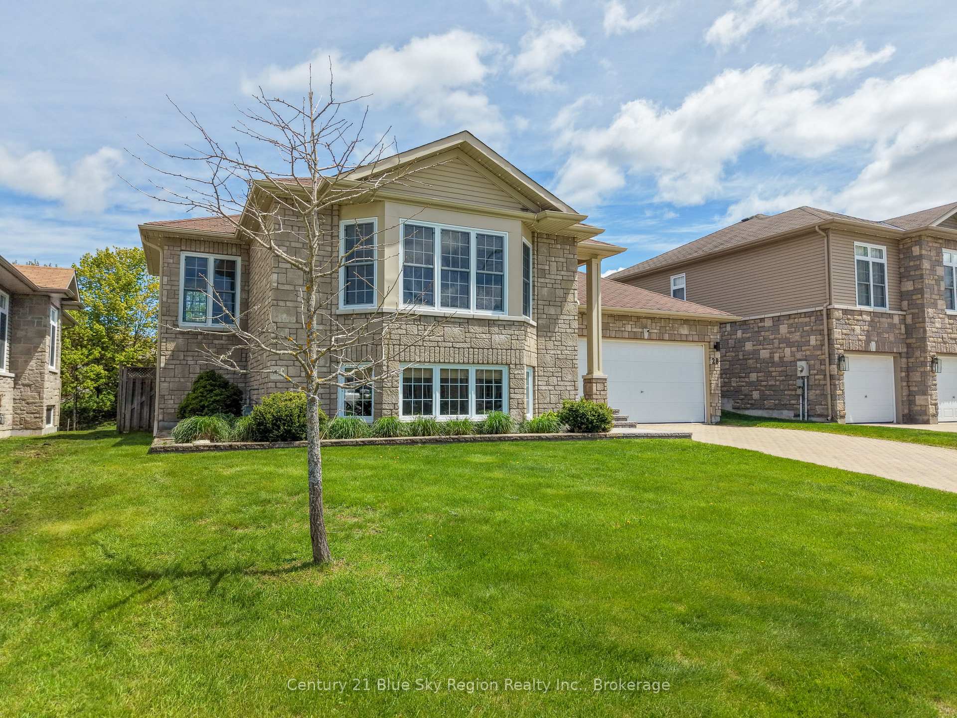 Photo 2 of 28 Stone Manor Drive, North Bay, Airport — HOMEH