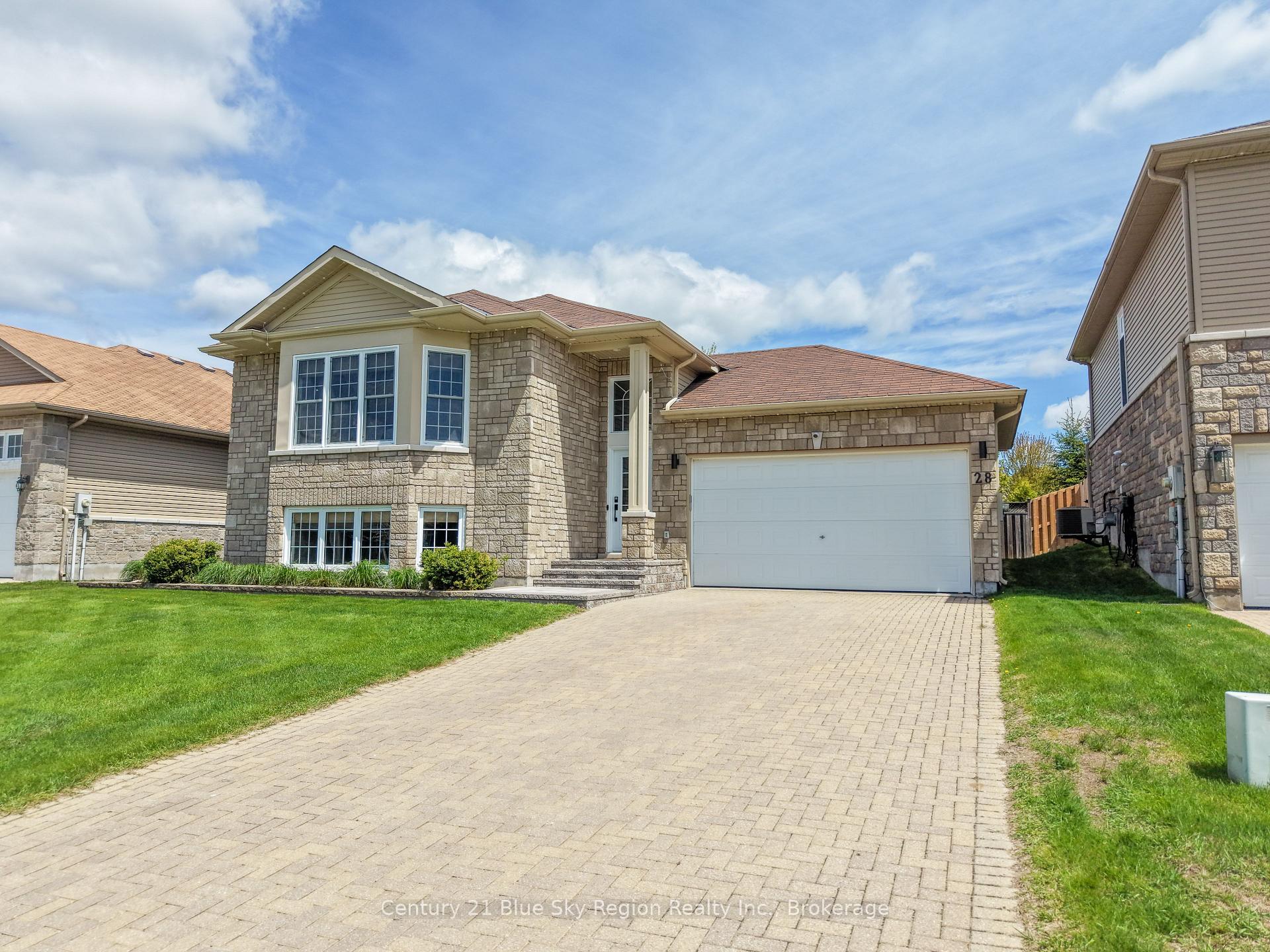 Photo 3 of 28 Stone Manor Drive, North Bay, Airport — HOMEH