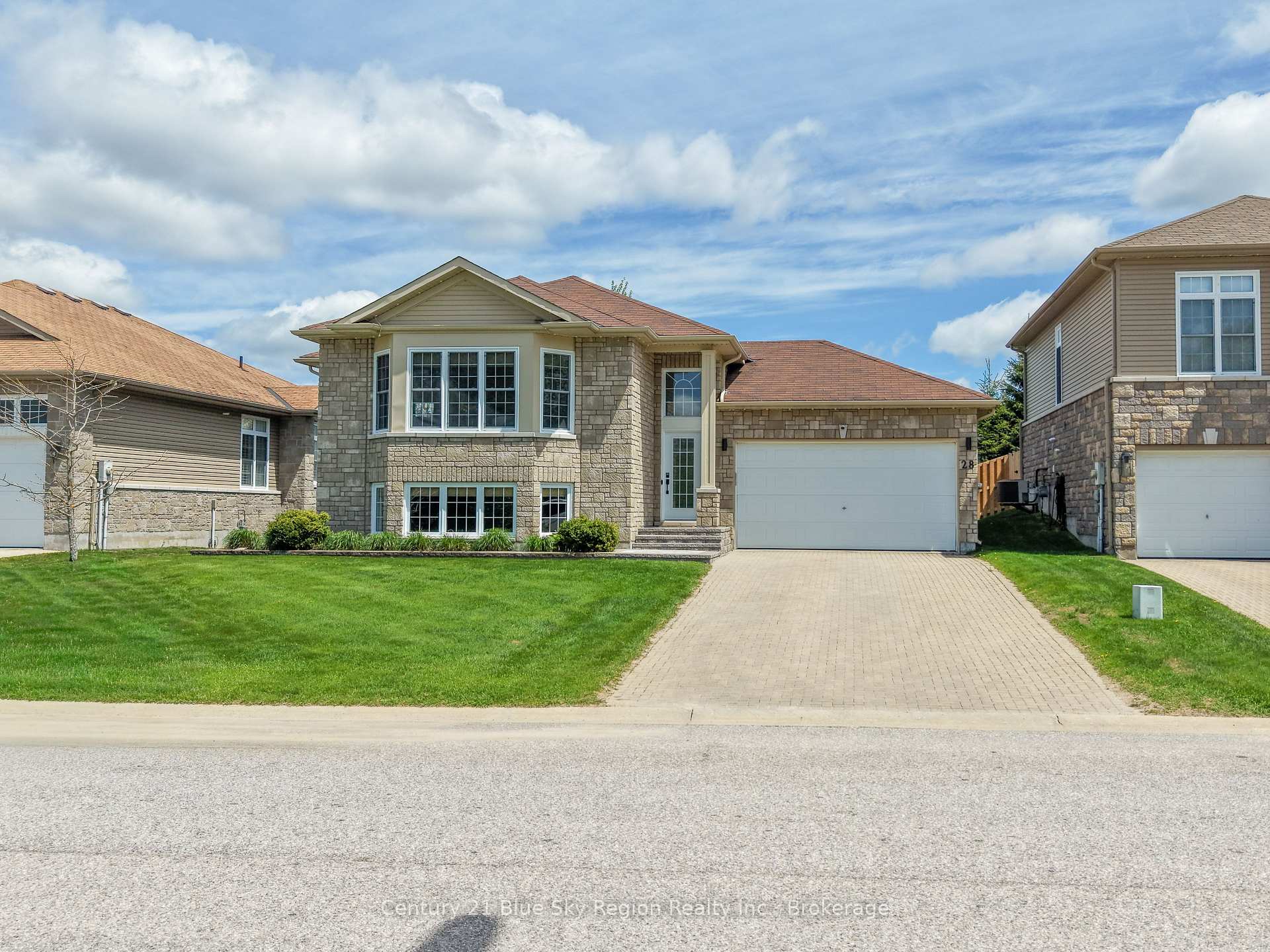 Photo 4 of 28 Stone Manor Drive, North Bay, Airport — HOMEH