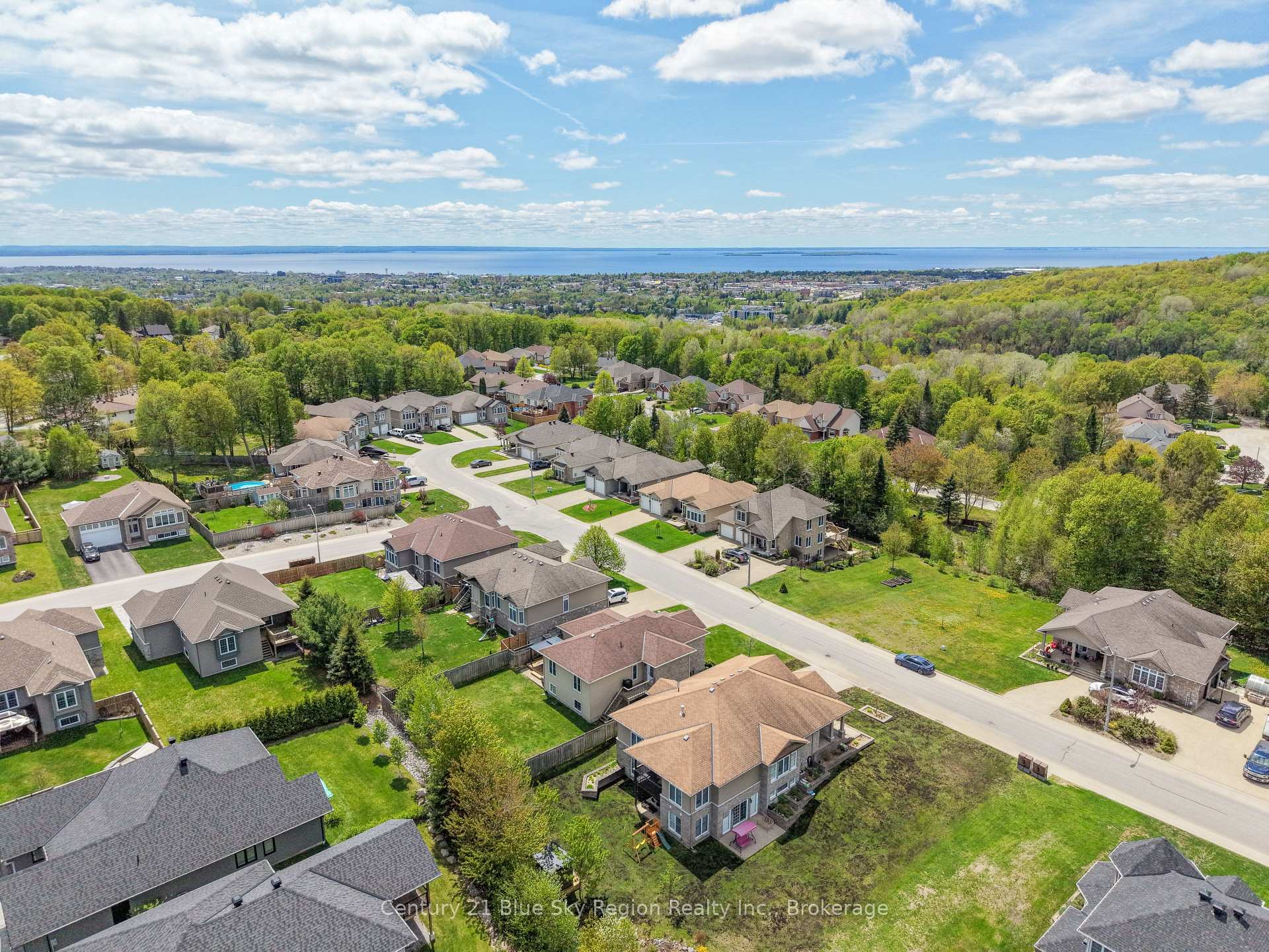 Photo 33 of 28 Stone Manor Drive, North Bay, Airport — HOMEH