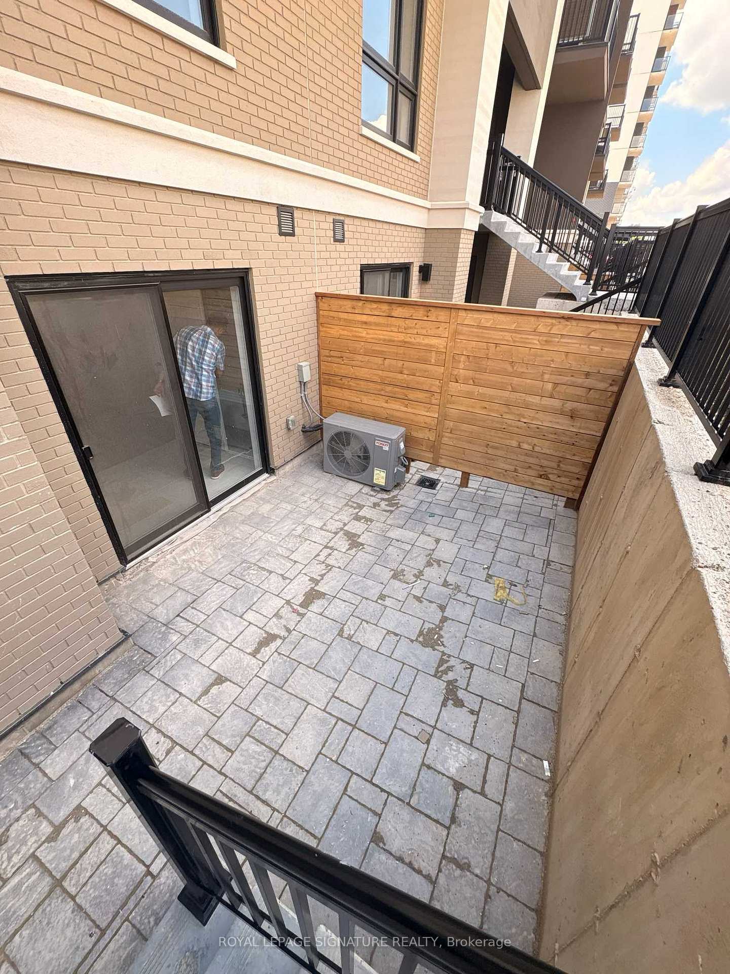 Photo 2 of Unit R8, 25 Palace Street, Kitchener, Laurentian Hills — HOMEH