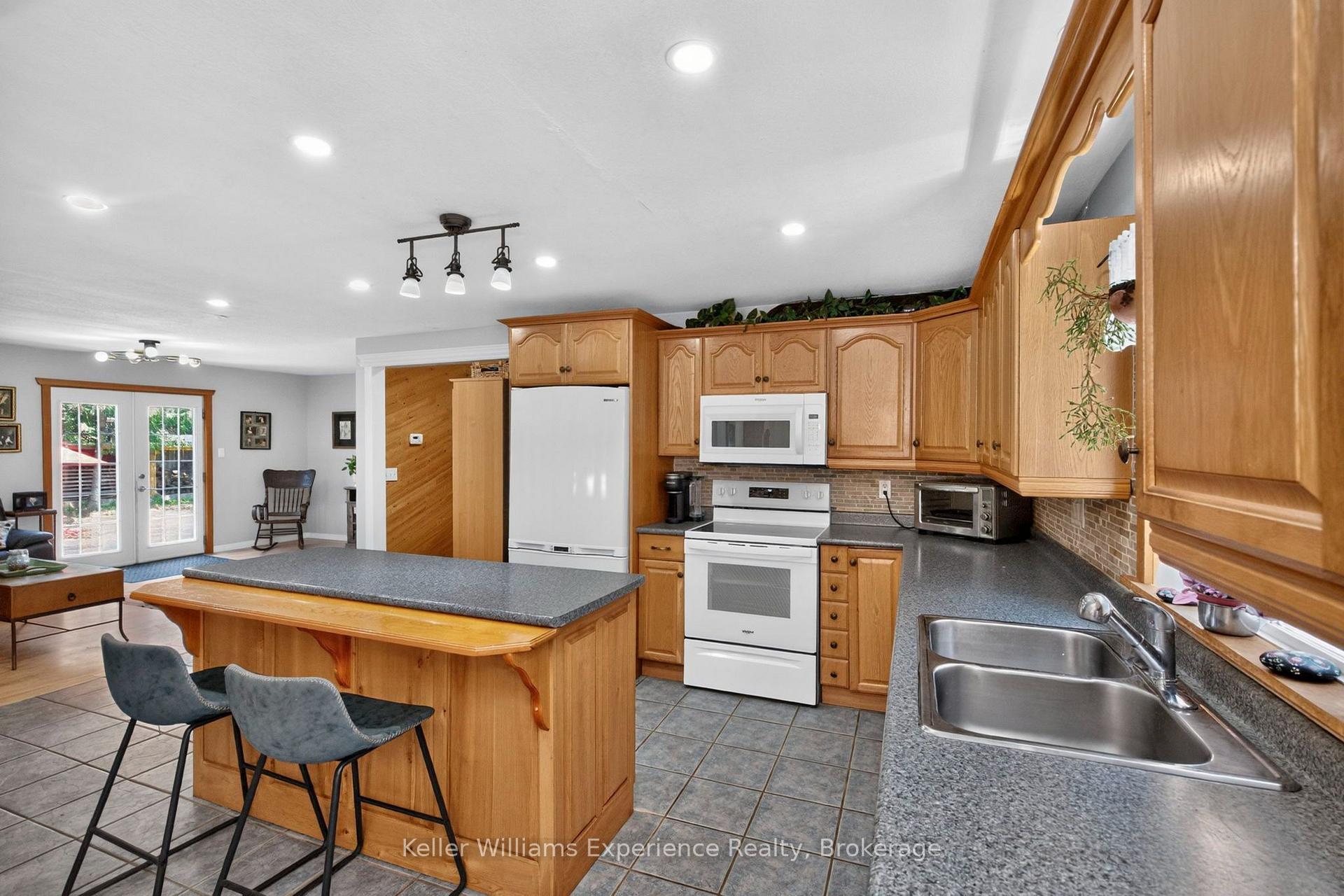 Photo 6 of 281 Park Street, Tay, Victoria Harbour — HOMEH