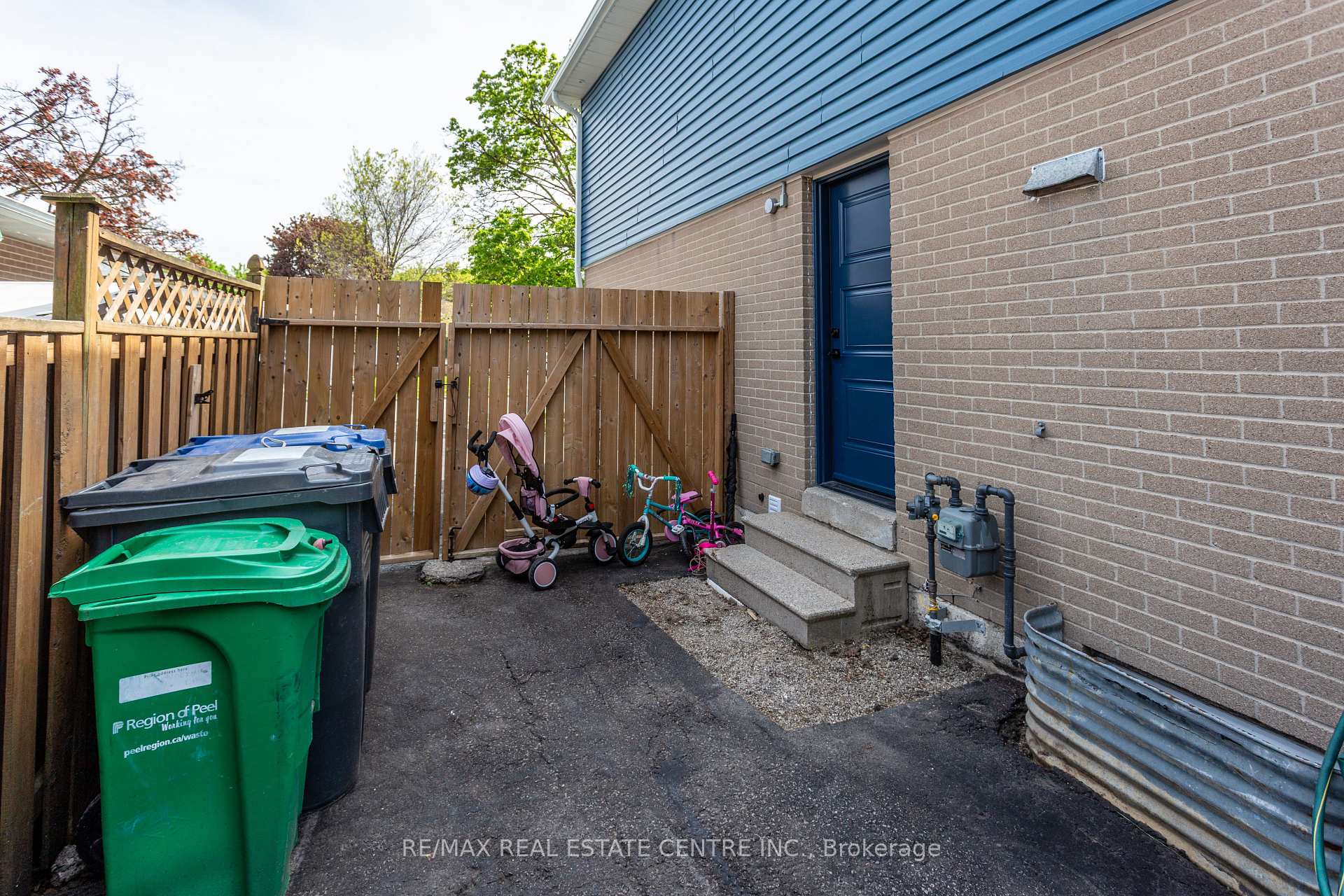 Photo 40 of 289 Archdekin Drive, Brampton, Madoc — HOMEH