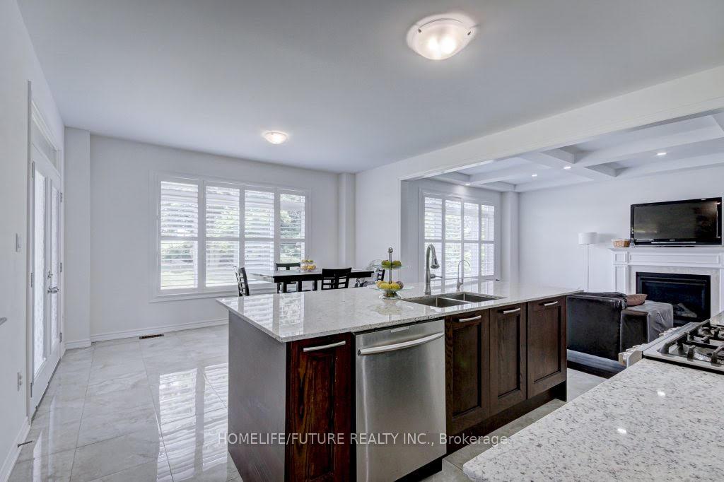 Photo 11 of 58 Ridge Gate Crescent, East Gwillimbury, Mt Albert — HOMEH