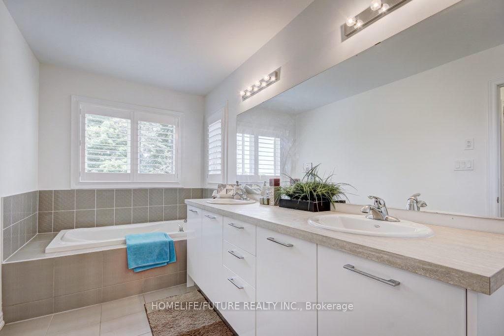 Photo 15 of 58 Ridge Gate Crescent, East Gwillimbury, Mt Albert — HOMEH