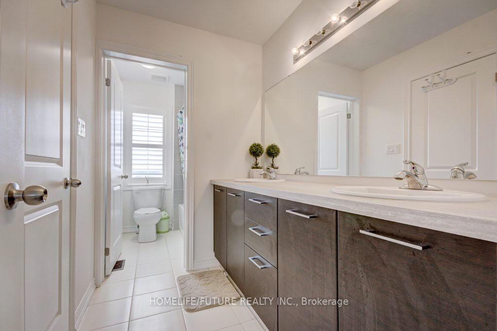 Photo 17 of 58 Ridge Gate Crescent, East Gwillimbury, Mt Albert — HOMEH
