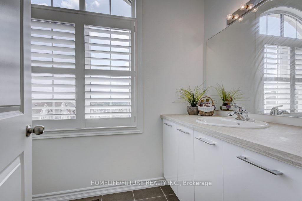 Photo 19 of 58 Ridge Gate Crescent, East Gwillimbury, Mt Albert — HOMEH