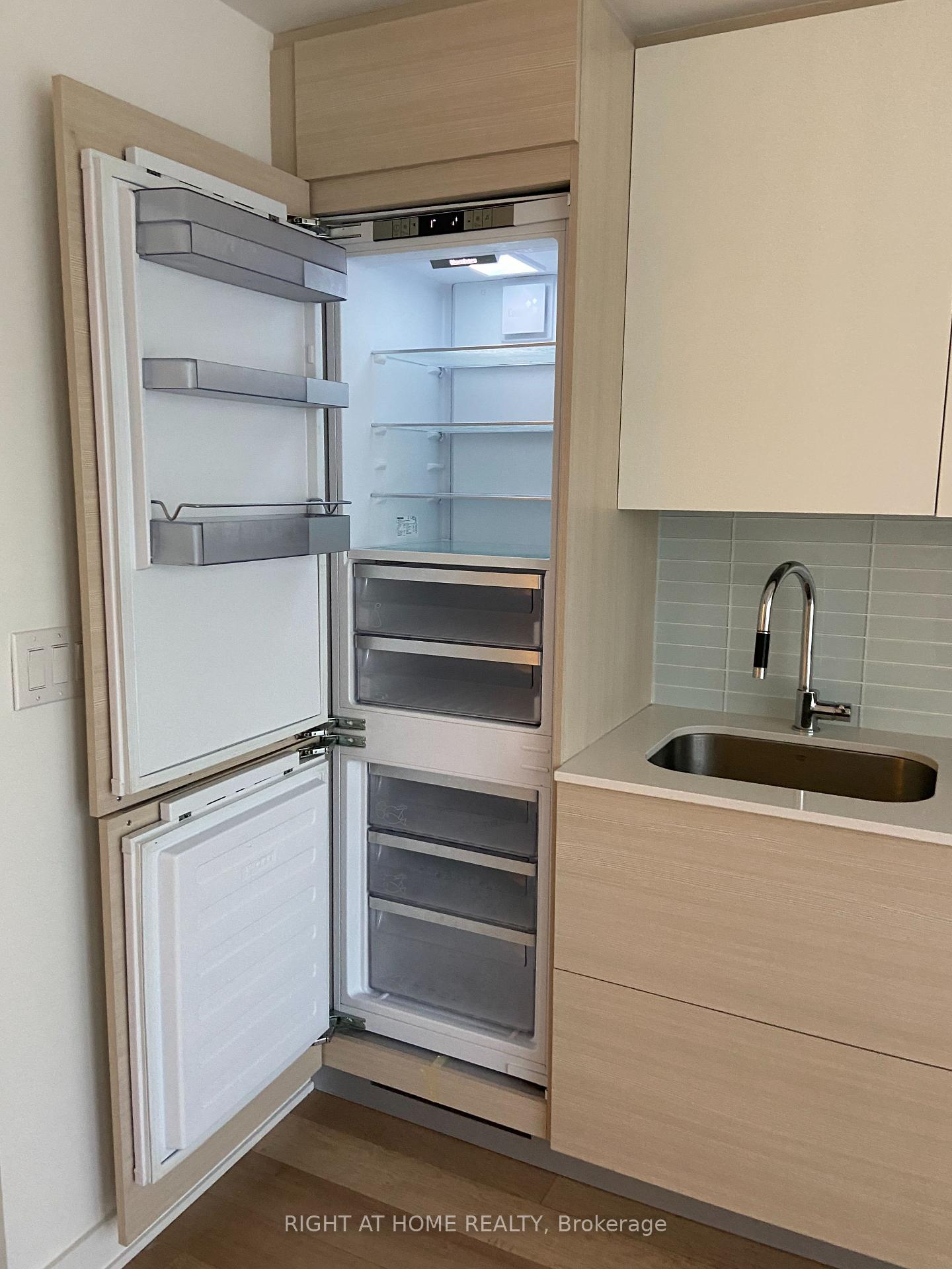 Photo 8 of Unit 802, 210 Simcoe Street, Toronto, Kensington-Chinatown — HOMEH