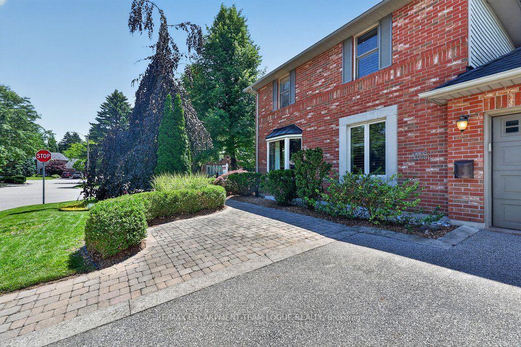 Photo 3 of 940 Tollgate Place, Burlington, Bayview — HOMEH