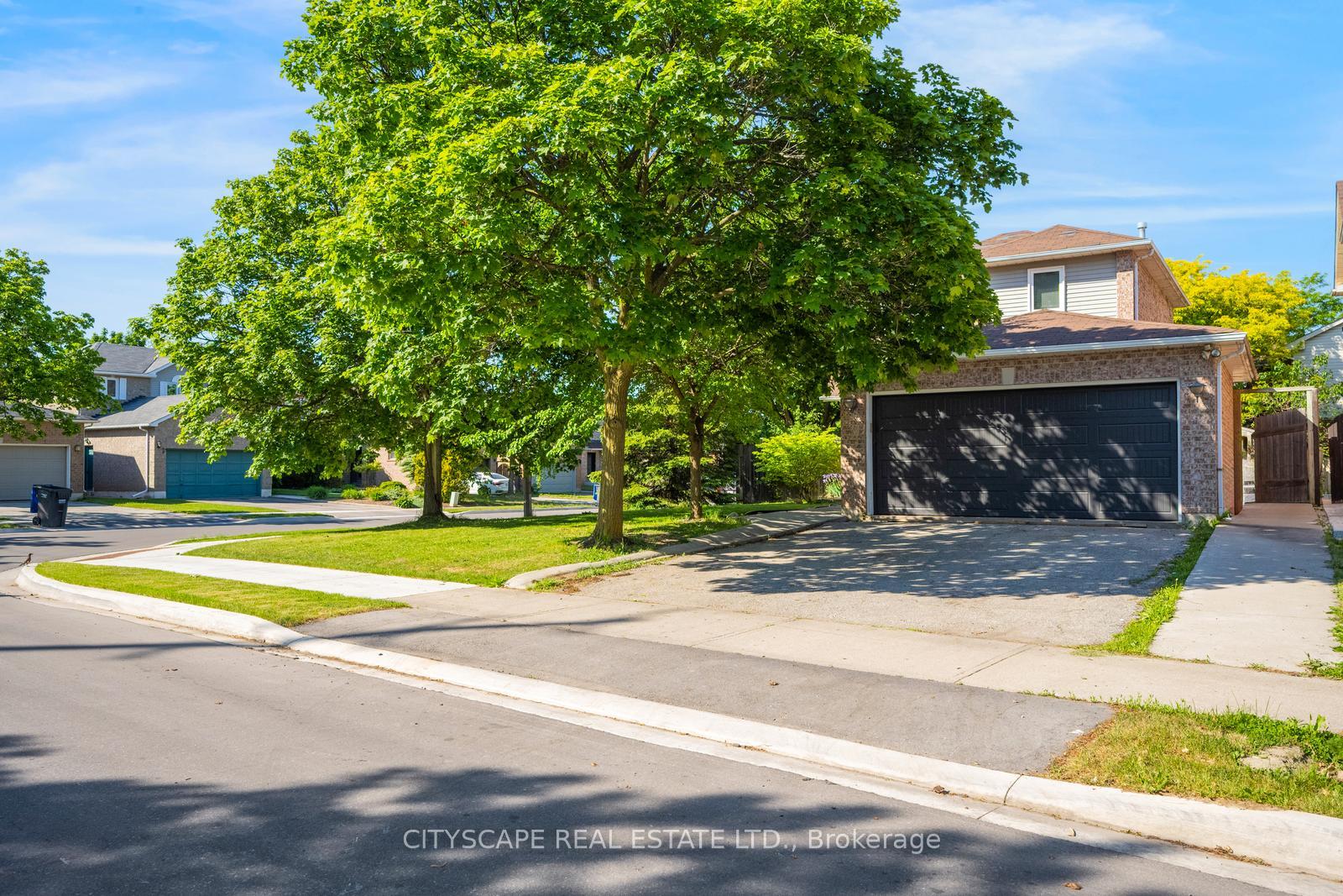 Photo 2 of 65 Mullis Crescent, Brampton, Fletcher's West — HOMEH