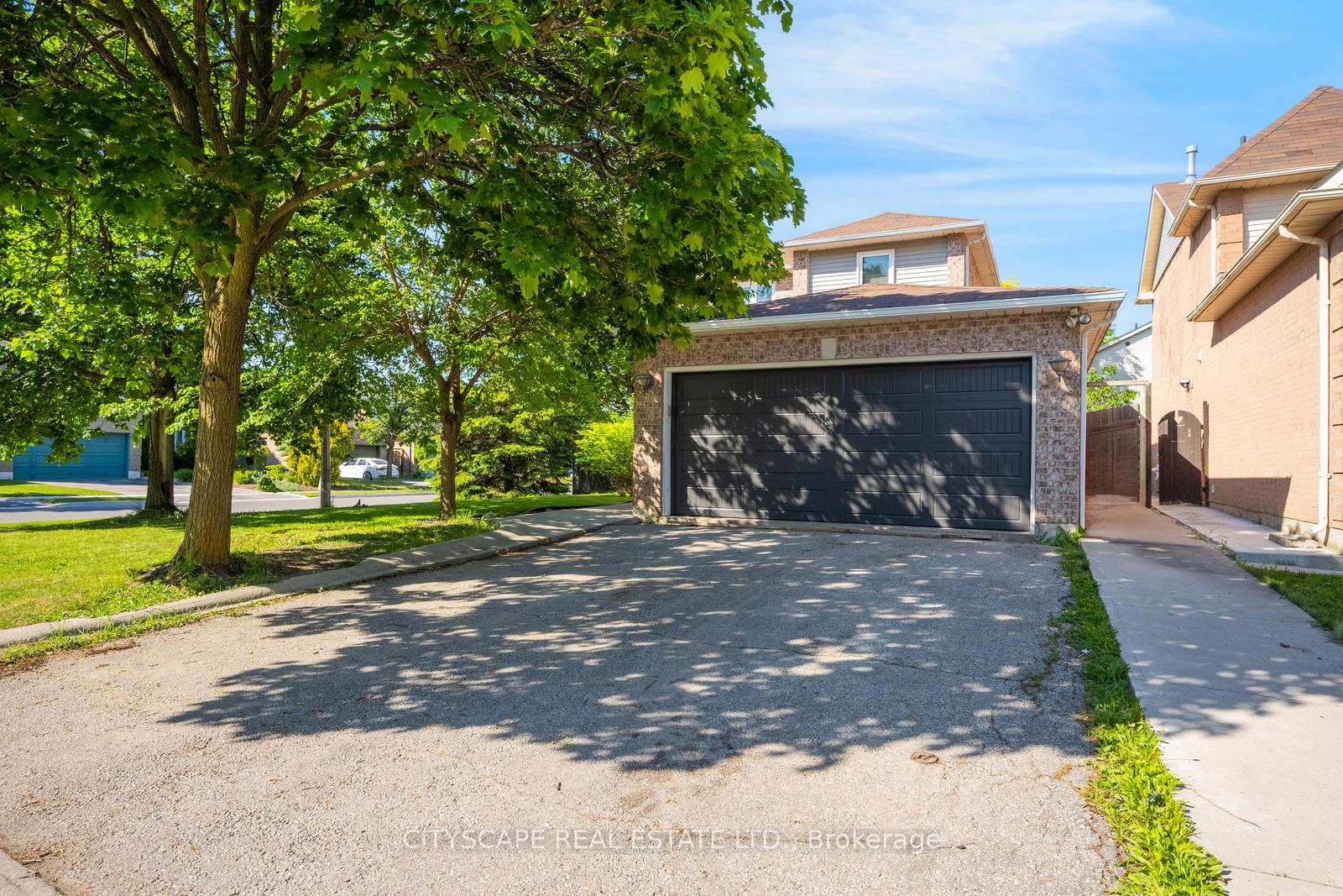 Photo 3 of 65 Mullis Crescent, Brampton, Fletcher's West — HOMEH
