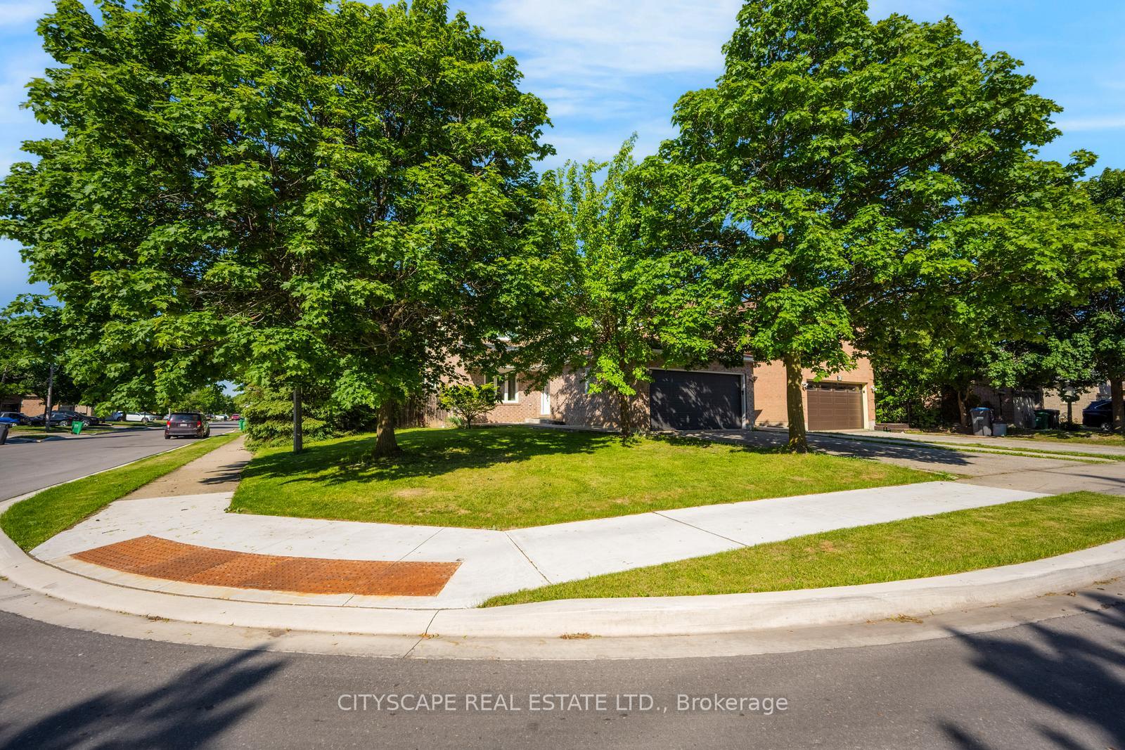 Photo 4 of 65 Mullis Crescent, Brampton, Fletcher's West — HOMEH