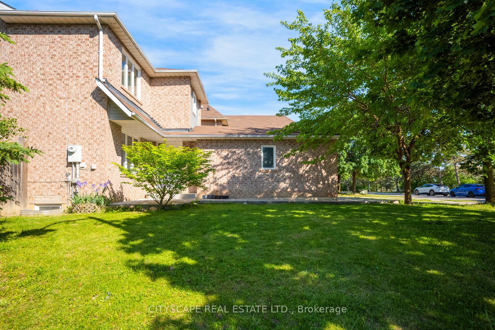 Photo 5 of 65 Mullis Crescent, Brampton, Fletcher's West — HOMEH