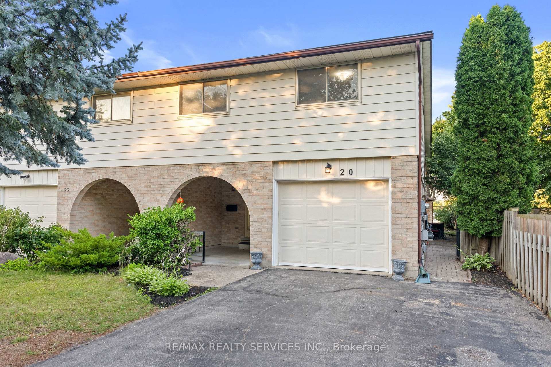 Photo 2 of 20 Highcroft Court, Kitchener, Laurentian Hills/Country Hills W — HOMEH