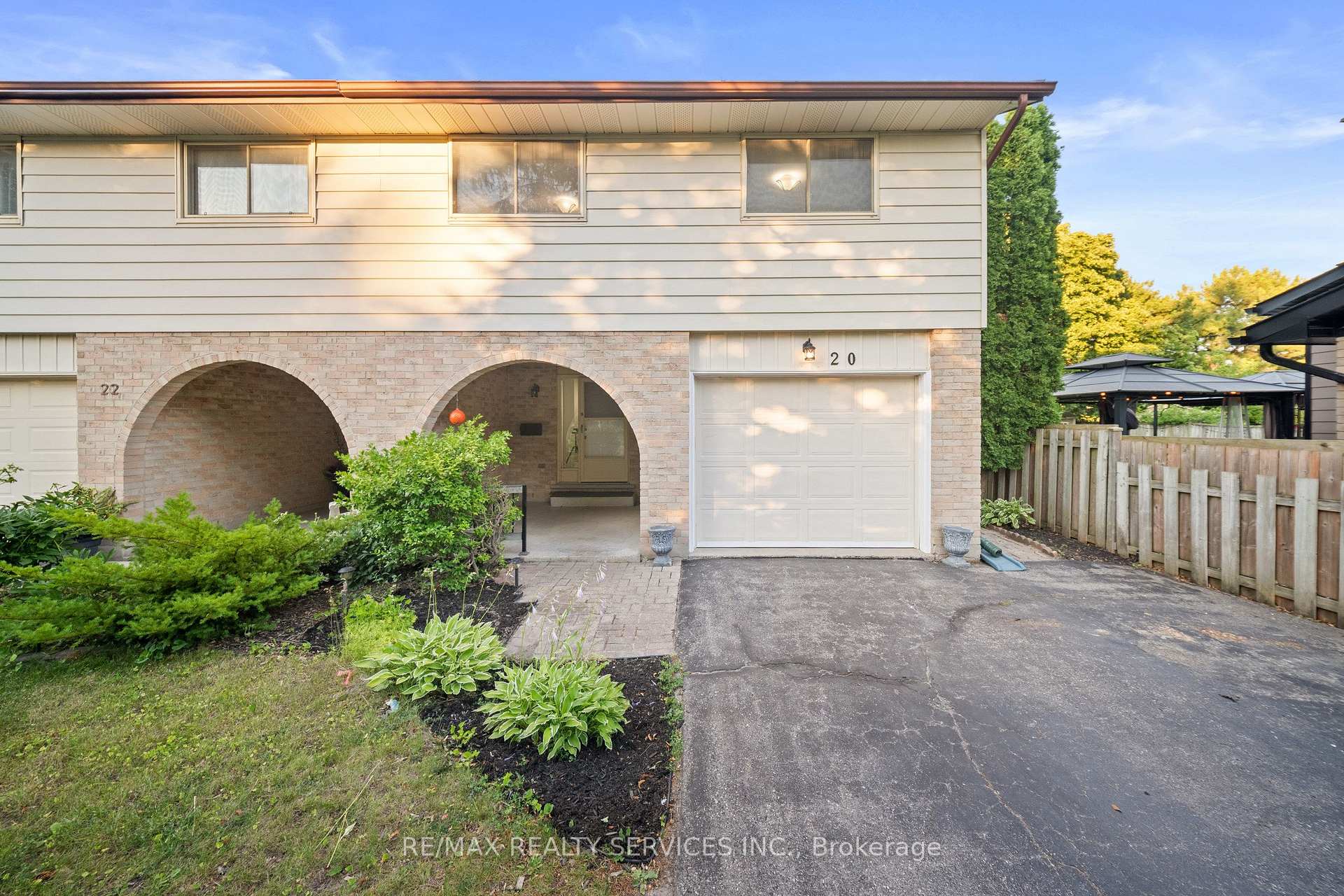 Photo 3 of 20 Highcroft Court, Kitchener, Laurentian Hills/Country Hills W — HOMEH