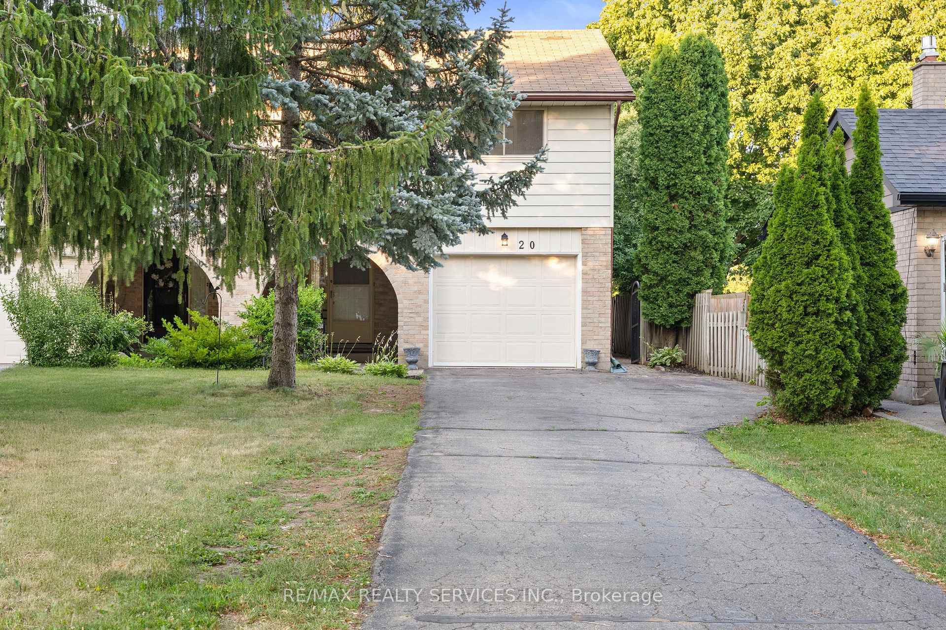 Photo 4 of 20 Highcroft Court, Kitchener, Laurentian Hills/Country Hills W — HOMEH
