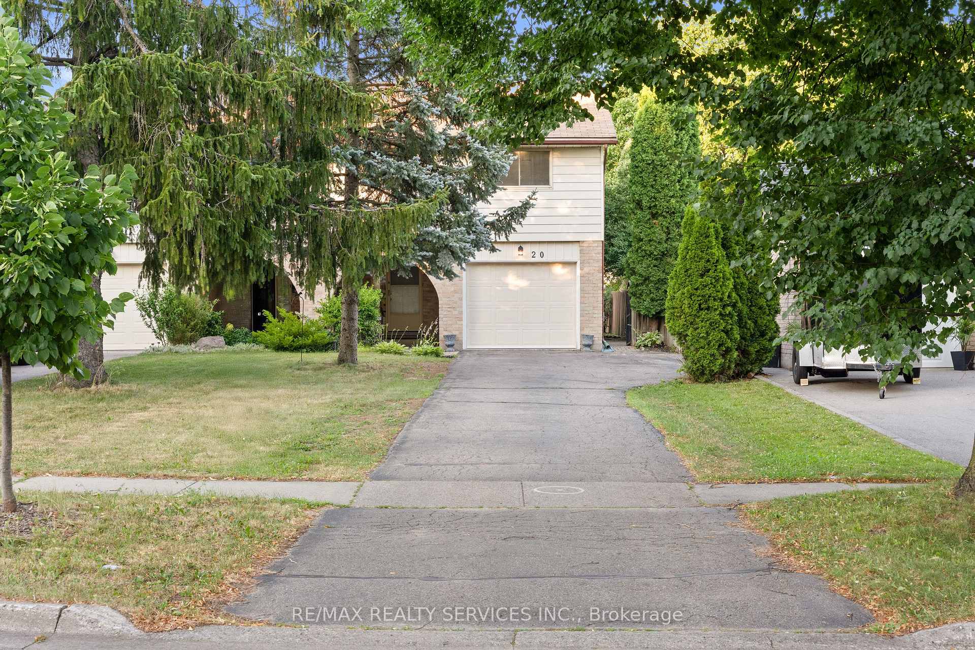Photo 5 of 20 Highcroft Court, Kitchener, Laurentian Hills/Country Hills W — HOMEH