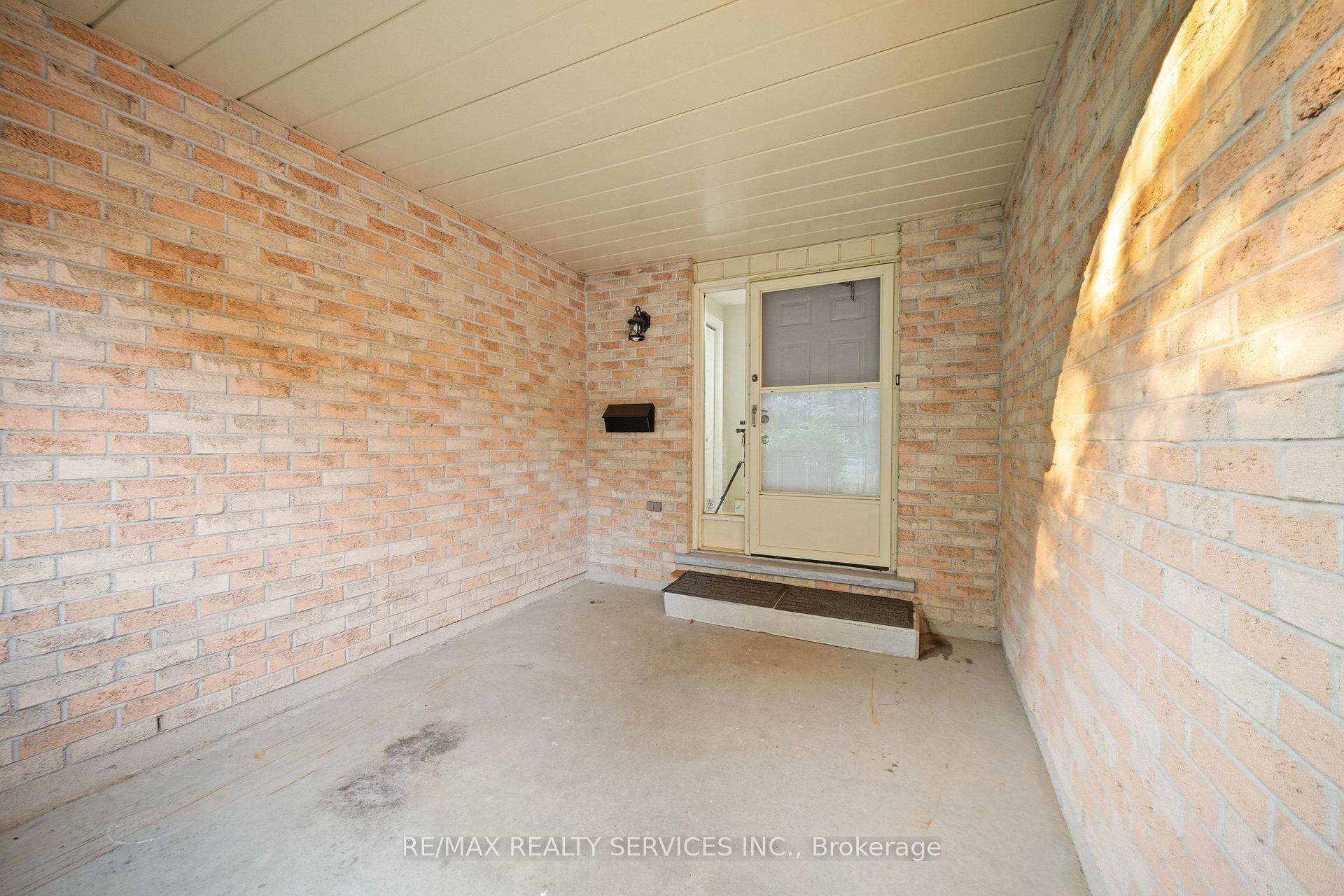 Photo 6 of 20 Highcroft Court, Kitchener, Laurentian Hills/Country Hills W — HOMEH