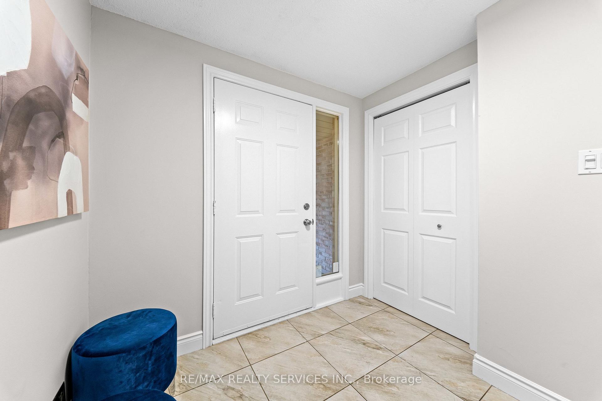 Photo 7 of 20 Highcroft Court, Kitchener, Laurentian Hills/Country Hills W — HOMEH