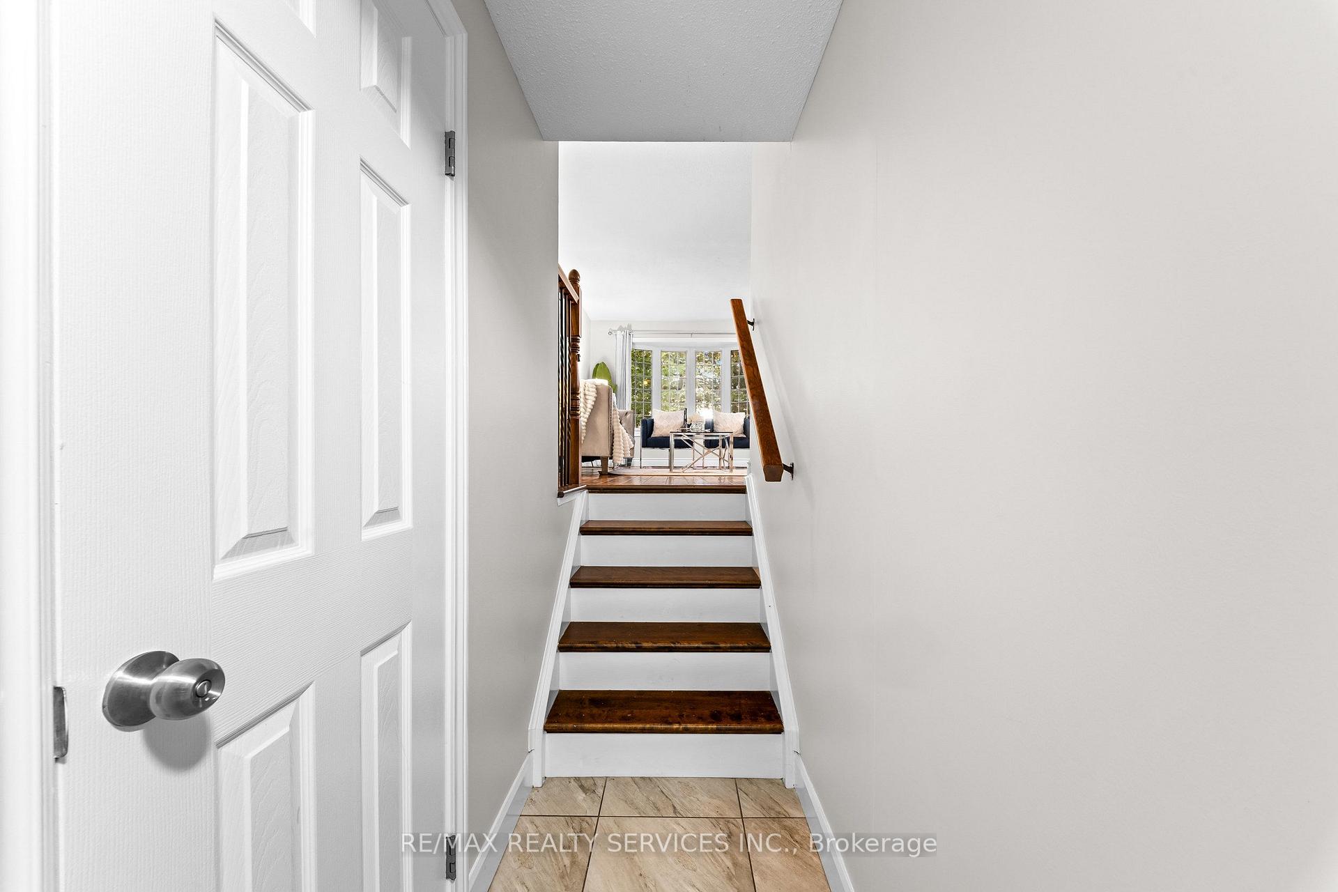 Photo 9 of 20 Highcroft Court, Kitchener, Laurentian Hills/Country Hills W — HOMEH