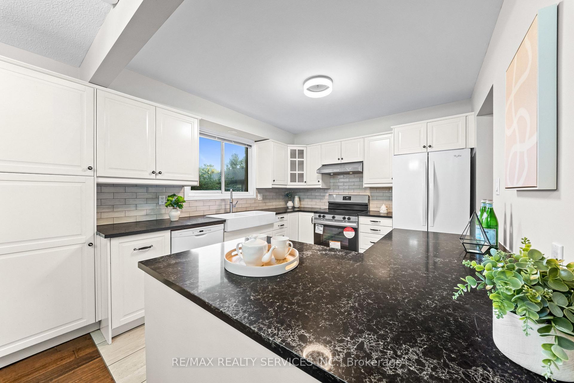 Photo 17 of 20 Highcroft Court, Kitchener, Laurentian Hills/Country Hills W — HOMEH