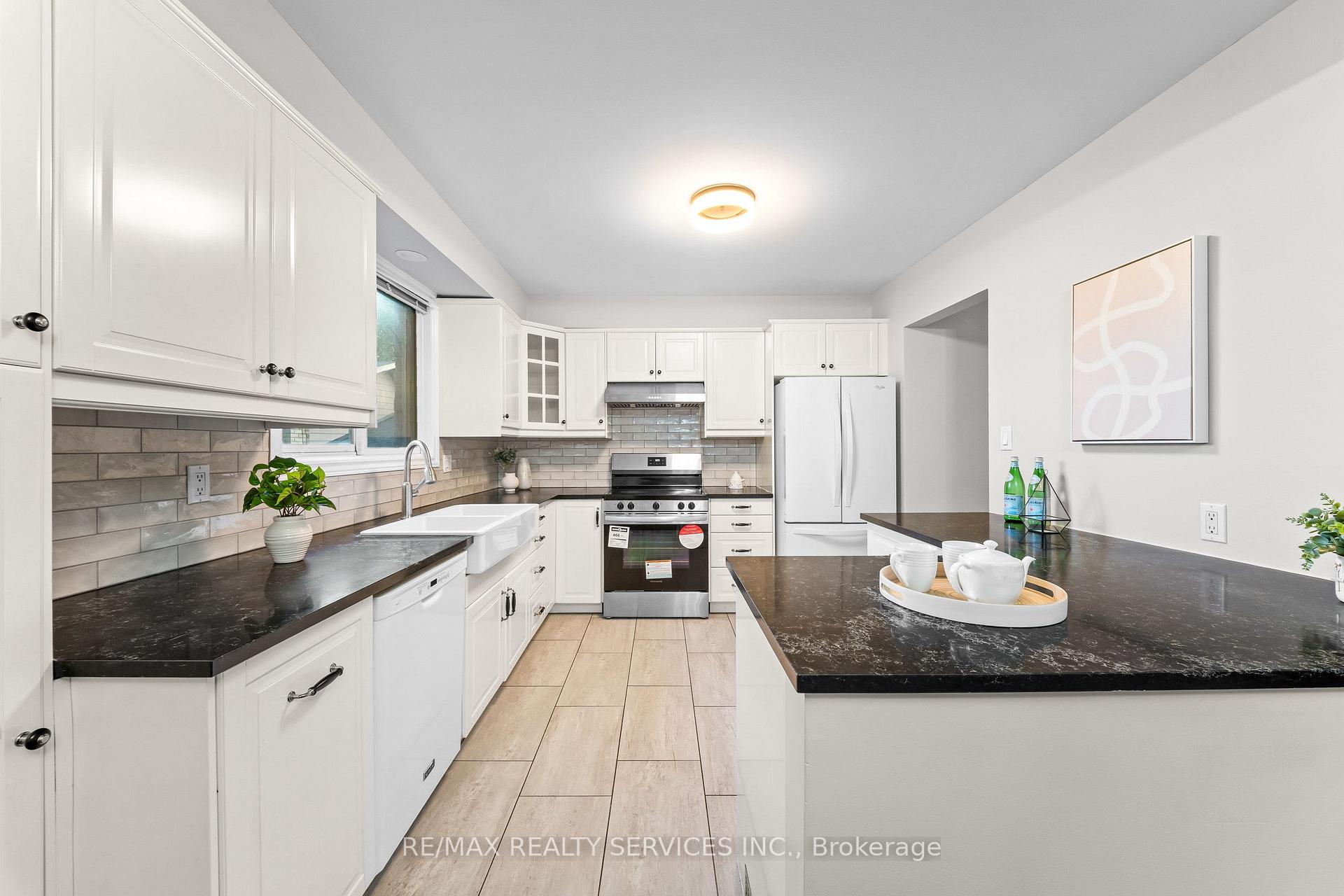 Photo 18 of 20 Highcroft Court, Kitchener, Laurentian Hills/Country Hills W — HOMEH