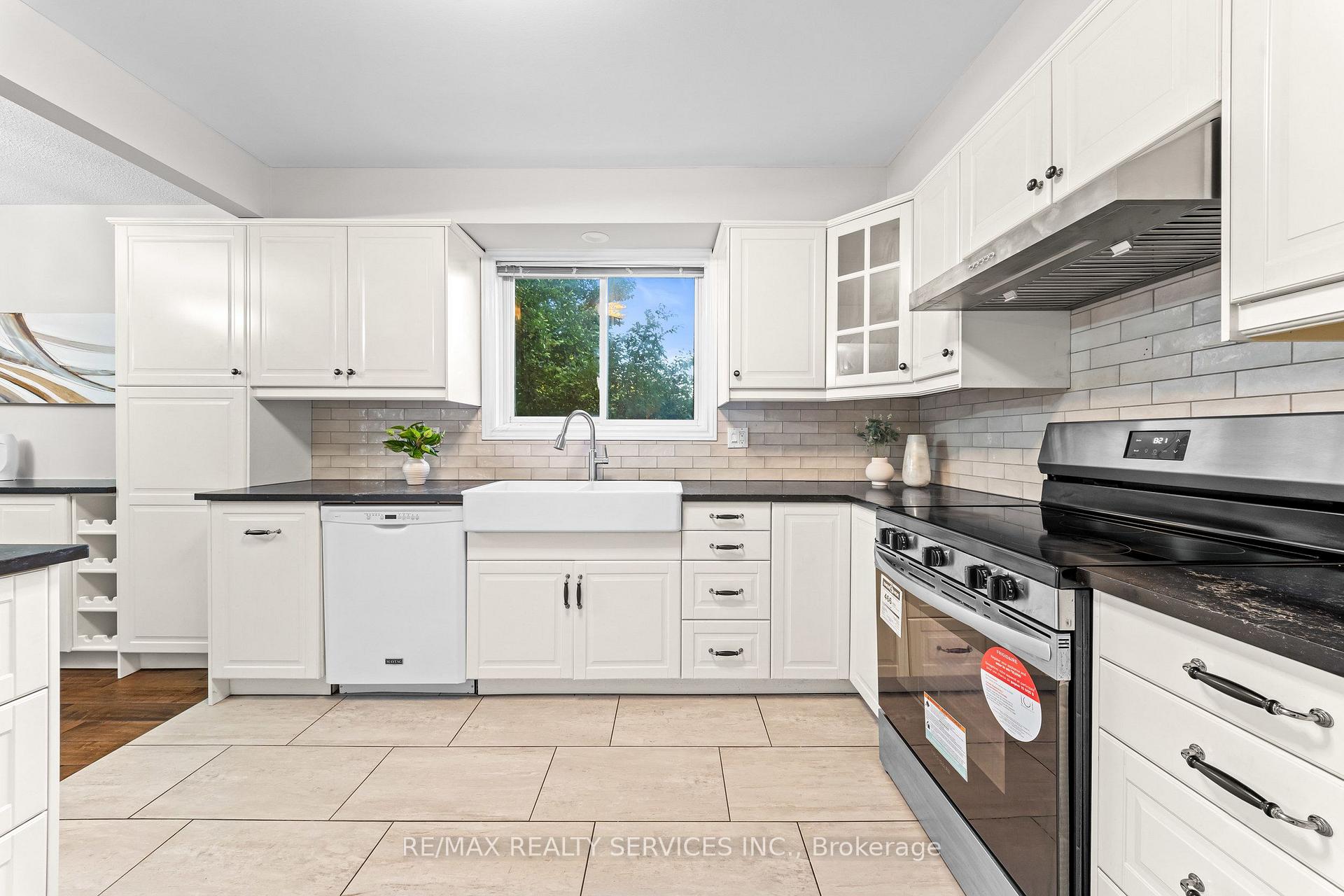 Photo 21 of 20 Highcroft Court, Kitchener, Laurentian Hills/Country Hills W — HOMEH