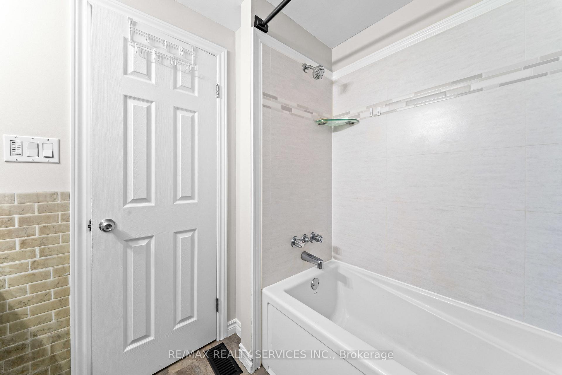 Photo 27 of 20 Highcroft Court, Kitchener, Laurentian Hills/Country Hills W — HOMEH