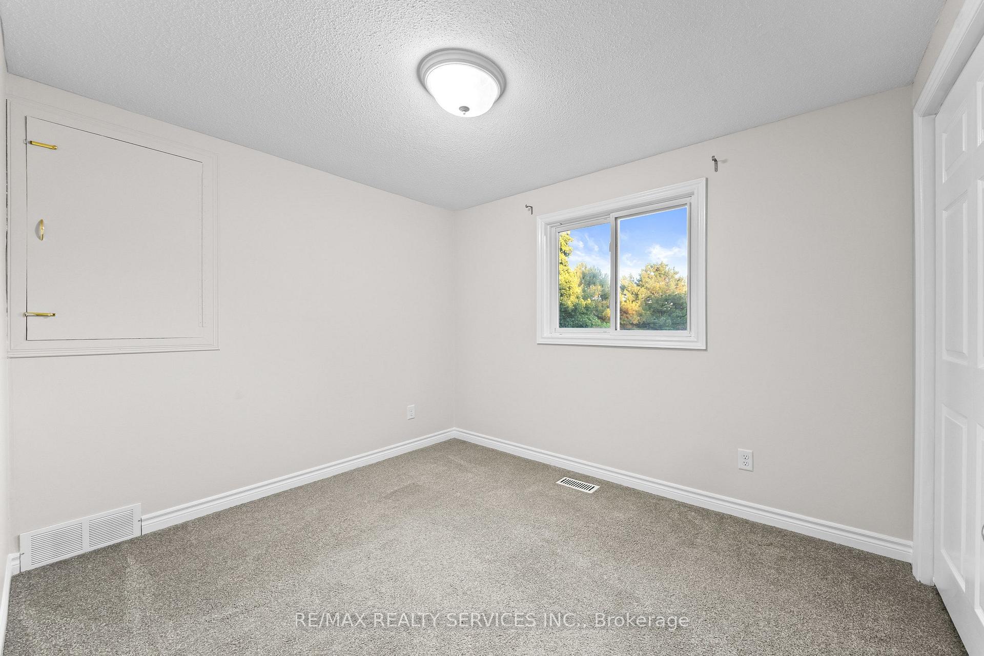 Photo 28 of 20 Highcroft Court, Kitchener, Laurentian Hills/Country Hills W — HOMEH