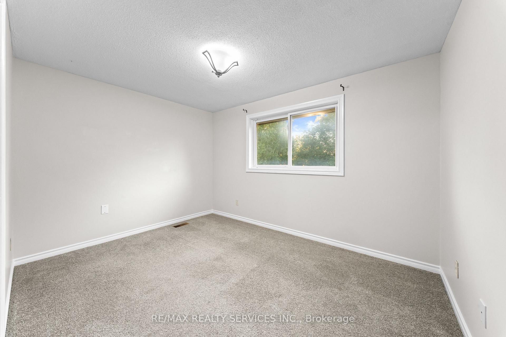 Photo 30 of 20 Highcroft Court, Kitchener, Laurentian Hills/Country Hills W — HOMEH