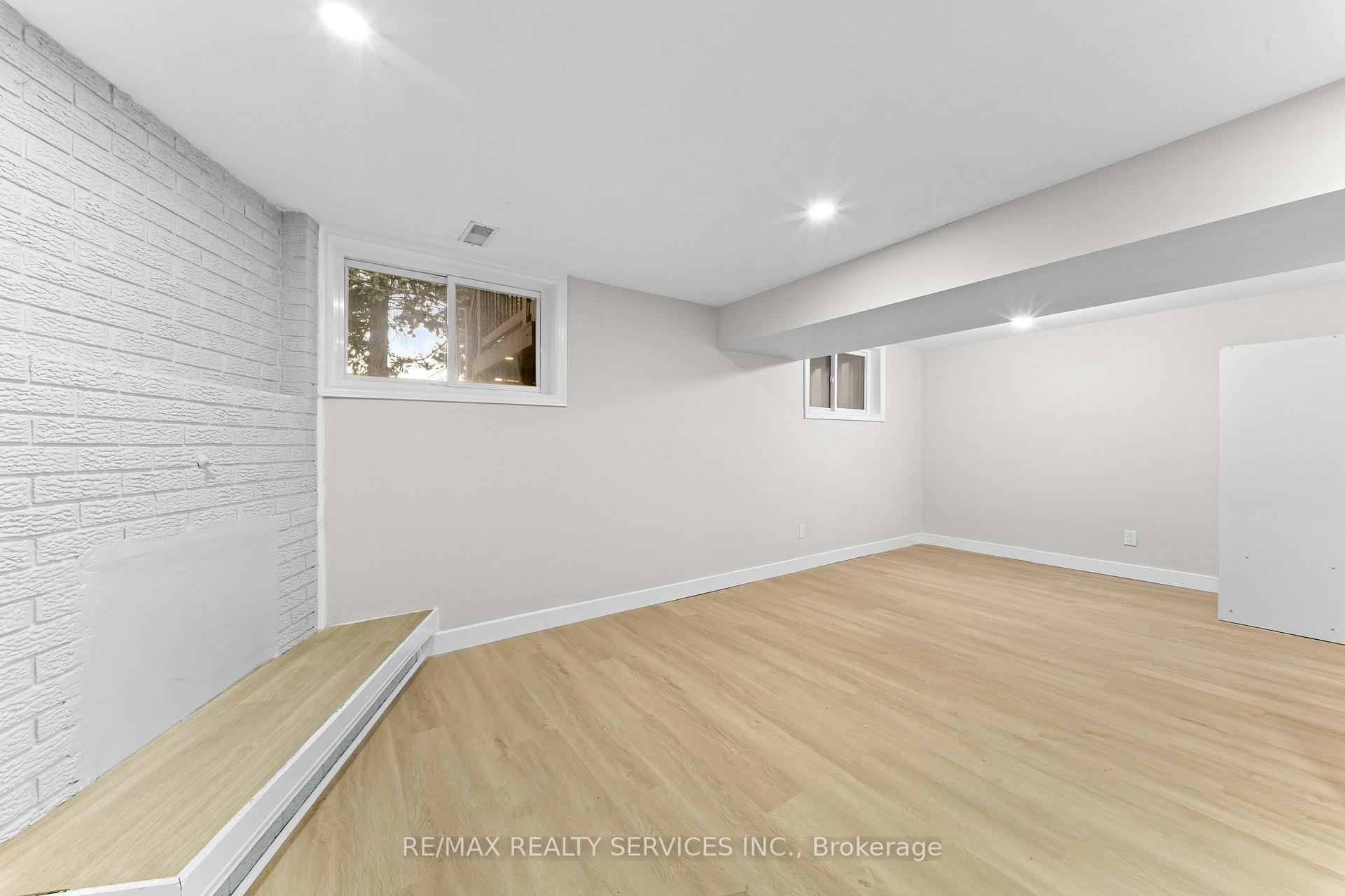 Photo 35 of 20 Highcroft Court, Kitchener, Laurentian Hills/Country Hills W — HOMEH
