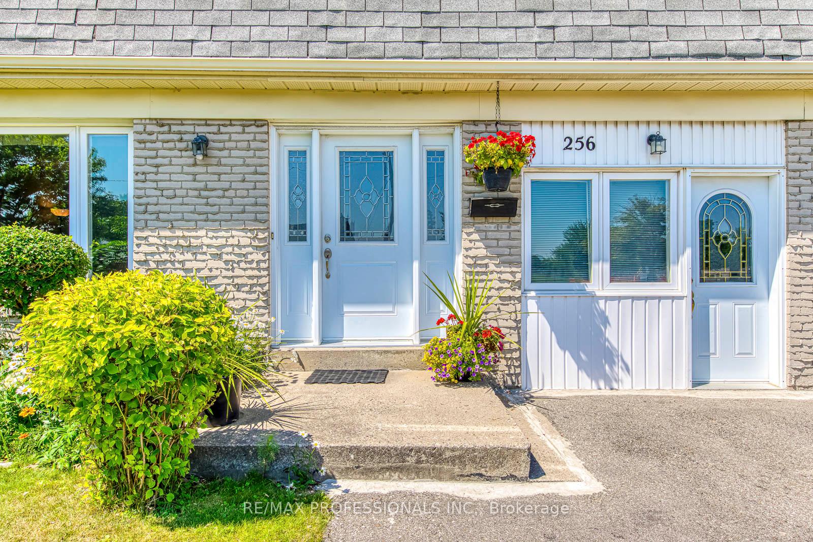 Photo 2 of 256 Wellesworth Drive, Etobicoke, Eringate-Centennial-West Deane — HOMEH