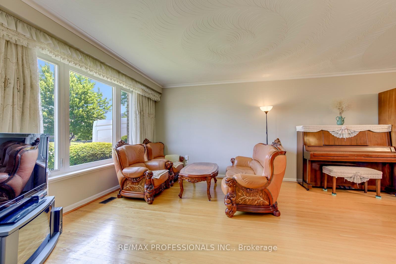 Photo 3 of 256 Wellesworth Drive, Etobicoke, Eringate-Centennial-West Deane — HOMEH