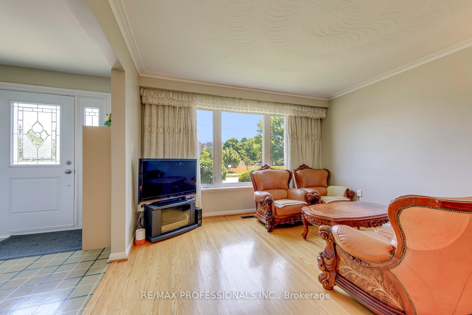 Photo 4 of 256 Wellesworth Drive, Etobicoke, Eringate-Centennial-West Deane — HOMEH