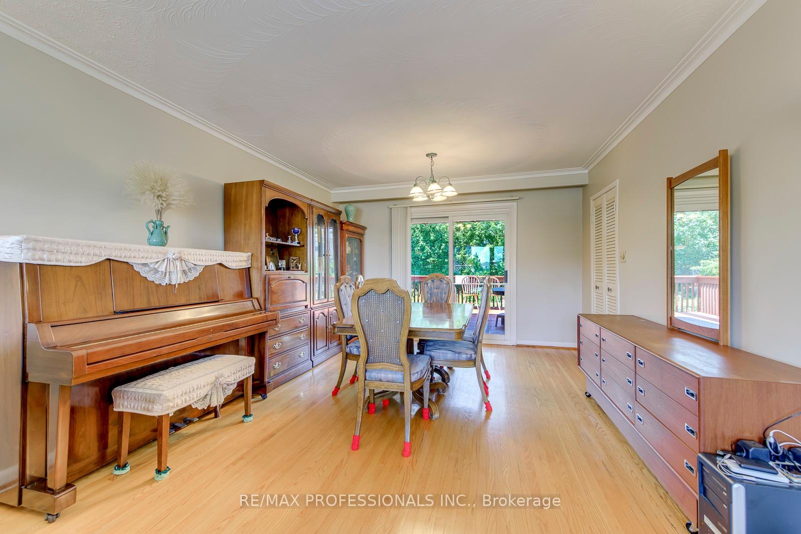 Photo 5 of 256 Wellesworth Drive, Etobicoke, Eringate-Centennial-West Deane — HOMEH